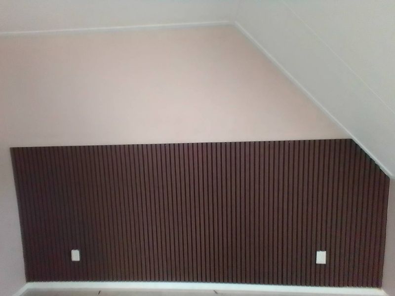 Door Klusjesman Rhenen geplaatste houten lamellenwand op een zolderkamer